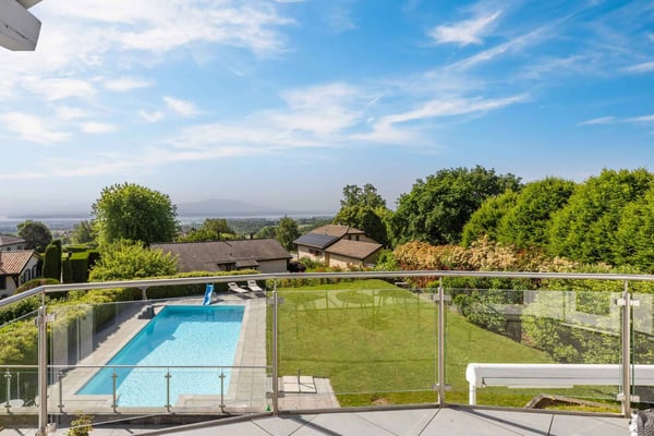Villa moderne avec piscine et vue sur le lac, les Alpes et le Jura 13