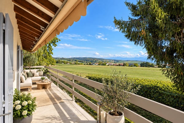 Villa à réinventer face au lac et aux montagnes