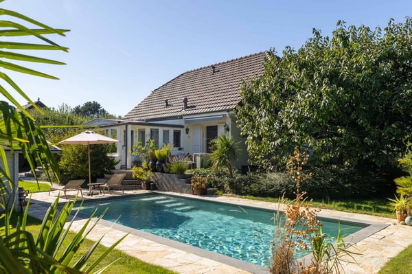 Villa individuelle de charme avec piscine et beaux volumes