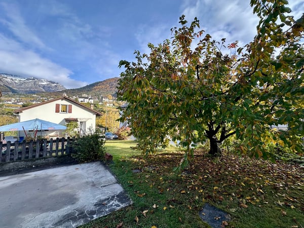 Sonniges Zweifamilienhaus mit grosser Scheune und Traumgarten in Susten 2