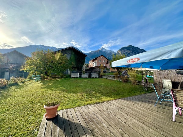 Sonniges Zweifamilienhaus mit grosser Scheune und Traumgarten in Susten 5