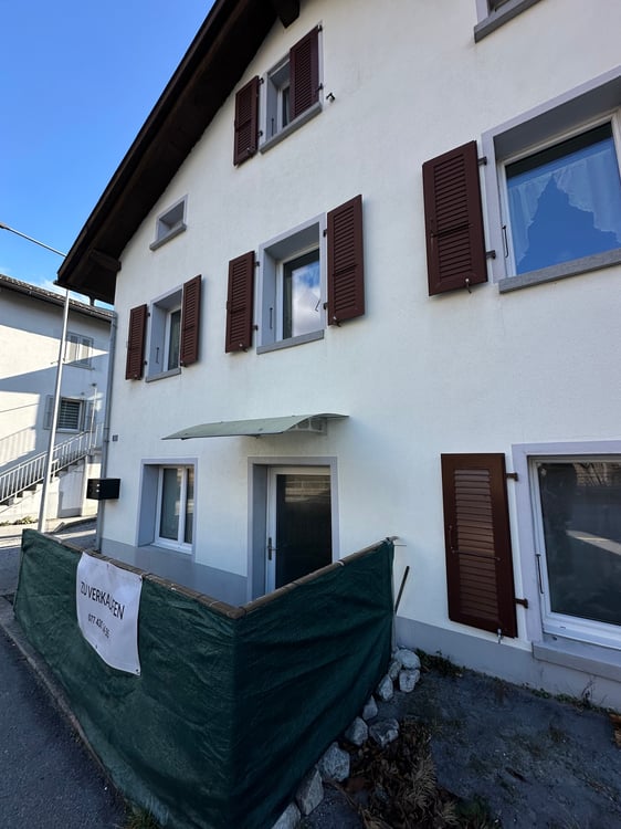 Sonniges Zweifamilienhaus mit grosser Scheune und Traumgarten in Susten 1