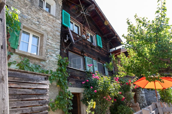 3.5-Zimmer-Wohnung in Hohtenn – Historischer Charme mit eigenem Garten 11