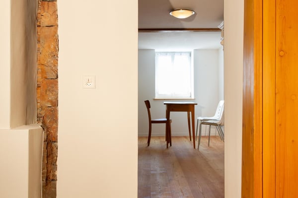3.5-Zimmer-Wohnung in Hohtenn – Historischer Charme mit eigenem Garten 2