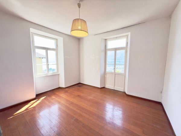 Casa multifamiliare con 3 appartamenti con vista mozzafiato e giardino | Zweifamilienhaus mit 3 Wohnungen mit atemberaubender Aussicht und Garten 2