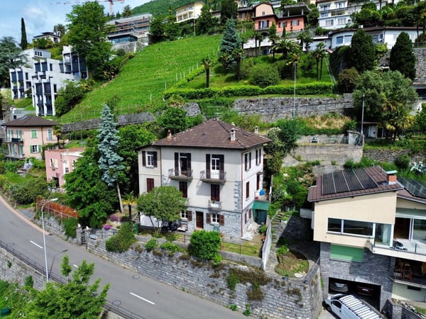 Casa multifamiliare con 3 appartamenti con vista mozzafiato e giardino | Zweifamilienhaus mit 3 Wohnungen mit atemberaubender Aussicht und Garten 1