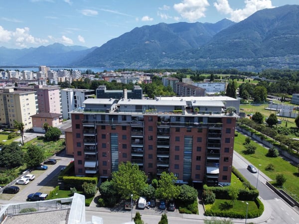 Grande attico duplex di 2 locali con 4 terrazze a pochi passi dal centro e dal lago Maggiore | Große 2-Zimmer-Duplex-Penthouse-Wohnung mit 4 Terrassen, nur wenige Schritte vom Zentrum und dem Lago Maggiore entfernt 1