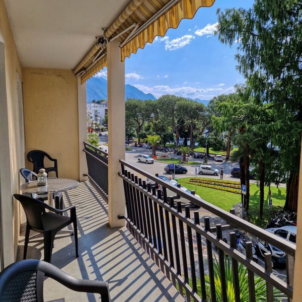 RESIDENZA SECONDARIA - 1 ½ locali con balcone, diretto sul lungo lago | ZWEITE WOHNSITZ - 1 ½ Zimmer mit Balkon, direkt am Promenade 1