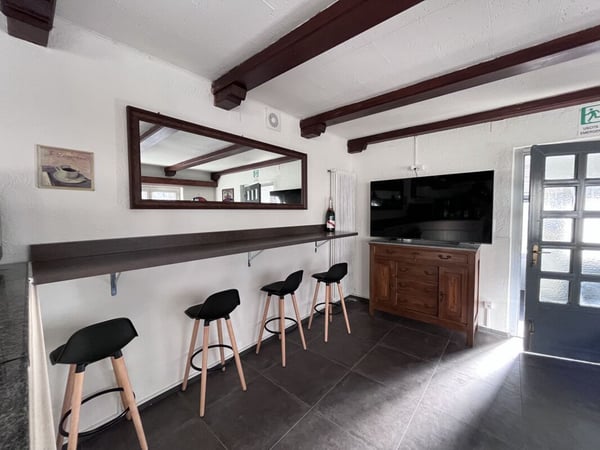 Lukrativ Gebäude mit Restaurant, Wohnungen und Parkplatz mit Rustico | Stabile a reddito con ristorante, appartamenti e zona parcheggi con rustico 3