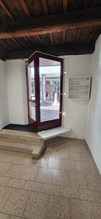 Negozio nel cuore della città vecchia, di 6 m2 | Geschäft im Herzen der Altstadt, mit einer Fläche von 6 m2 6