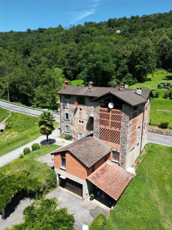 2 Mehrfamilienhäuser, 2 Restaurant, 1 Schwimmbad und ca. 25'100 m2 Land mitten im Grünen | 2 case plurifamiliari, 2 ristoranti, 1 piscina e ca. 25'100 m2 di terreno immersi nel verde 2