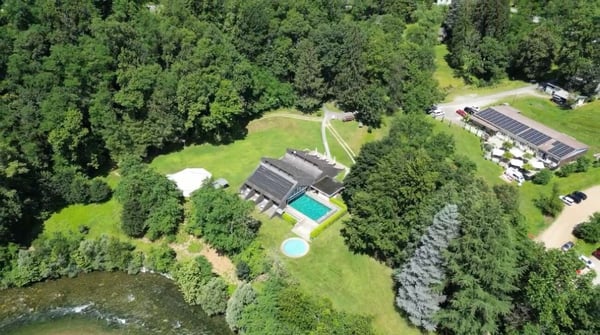 2 Mehrfamilienhäuser, 2 Restaurant, 1 Schwimmbad und ca. 25'100 m2 Land mitten im Grünen 1