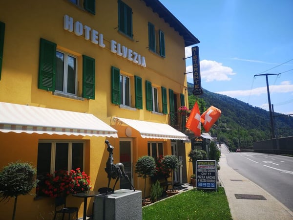 Hotel Ristorante Elvezia con alloggio, 8 posteggi e terrazza coperta | Hotel Restaurant Elvezia mit Zimmern, Parkplatz und Terrasse 4