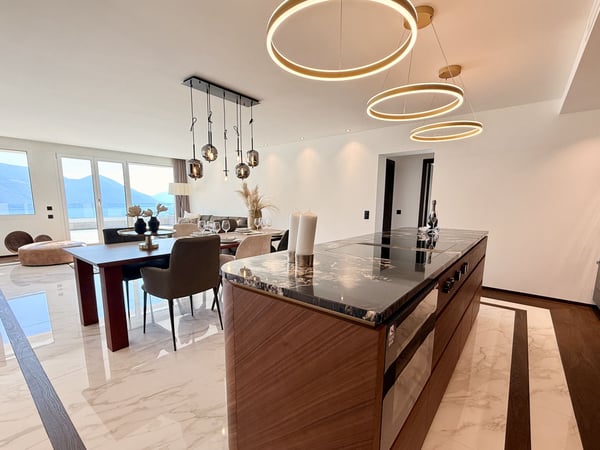 Grande Appartamento di Lusso con Ampia Terrazza e Vista Mozzafiato 2