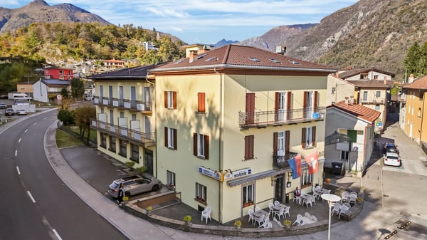 Storico albergo con ristorante, grotto e terreno edificabile - una rara opportunità nel cuore del Ticino | Historisches Hotel mit Restaurant, Grotto und Bauland - eine seltene Gelegenheit im Herzen des Tessins 1