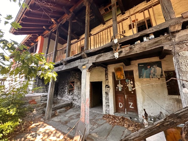 Zwei historische Gebäude mit privatem Innenhof im Herzen von Gordevio 2