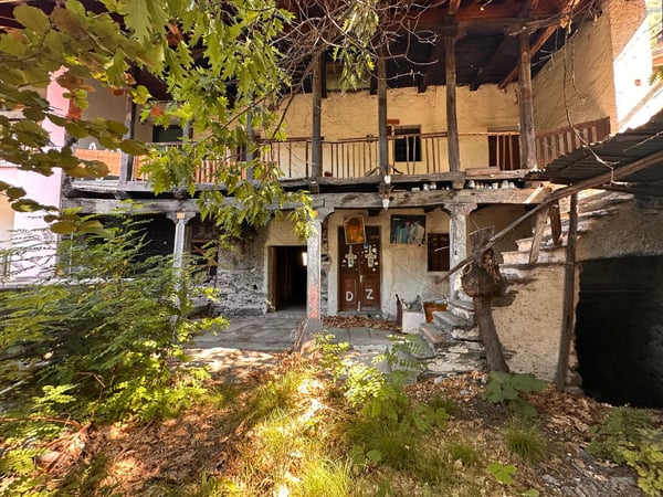 Zwei historische Gebäude mit privatem Innenhof im Herzen von Gordevio 1