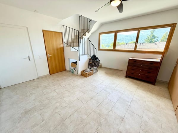 Haus mit einer 5.5-Zimmer-Wohnung und einer 2-Zimmer-Wohnung, 2+ Parkplätzen, Grundstück und Solarpanels 13