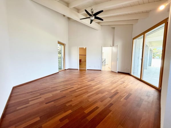 Zweifamilienhaus mit 5.5-Zimmer-Wohnung + 2-Zimmer-Wohnung, grossem Privatgrundstück, 4 Parkplätzen und Solarpanels 2