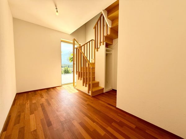 Zweifamilienhaus mit 5.5-Zimmer-Wohnung + 2-Zimmer-Wohnung, grossem Privatgrundstück, 4 Parkplätzen und Solarpanels 9