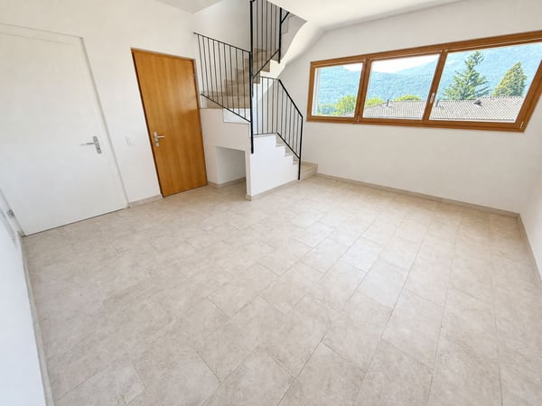 Zweifamilienhaus mit 5.5-Zimmer-Wohnung + 2-Zimmer-Wohnung, grossem Privatgrundstück, 4 Parkplätzen und Solarpanels 8