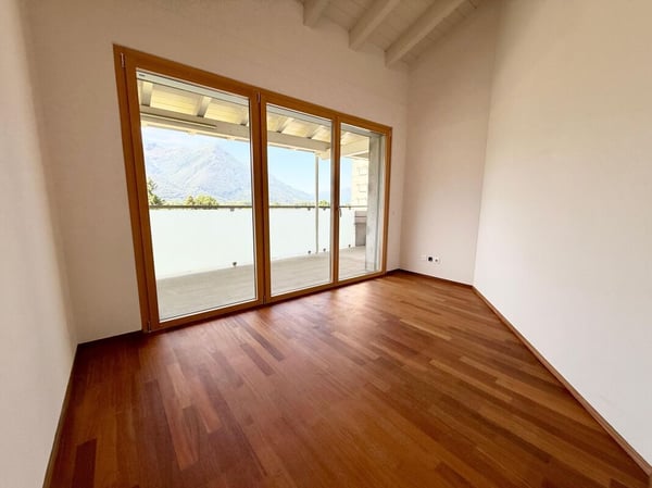 Zweifamilienhaus mit 5.5-Zimmer-Wohnung + 2-Zimmer-Wohnung, grossem Privatgrundstück, 4 Parkplätzen und Solarpanels 14
