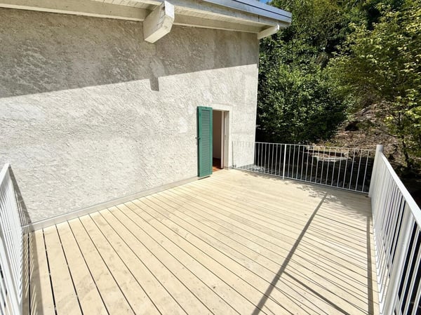 Zweifamilienhaus mit 5.5-Zimmer-Wohnung + 2-Zimmer-Wohnung, grossem Privatgrundstück, 4 Parkplätzen und Solarpanels 6