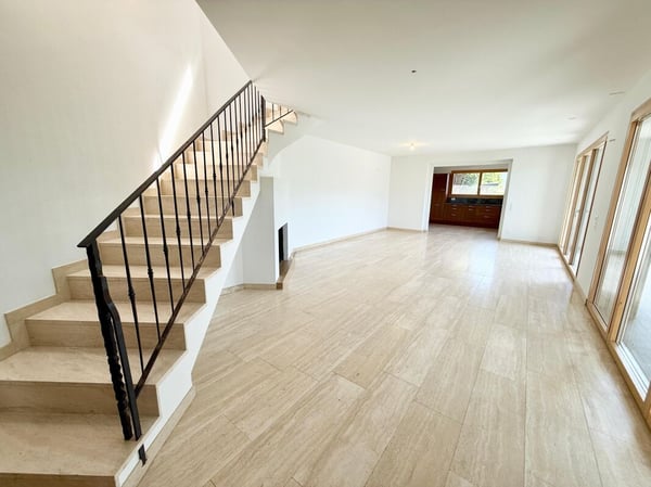 Zweifamilienhaus mit 5.5-Zimmer-Wohnung + 2-Zimmer-Wohnung, grossem Privatgrundstück, 4 Parkplätzen und Solarpanels 10