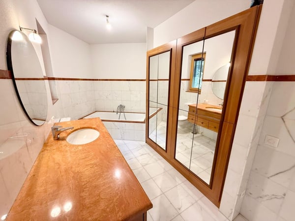 Zweifamilienhaus mit 5.5-Zimmer-Wohnung + 2-Zimmer-Wohnung, grossem Privatgrundstück, 4 Parkplätzen und Solarpanels 13