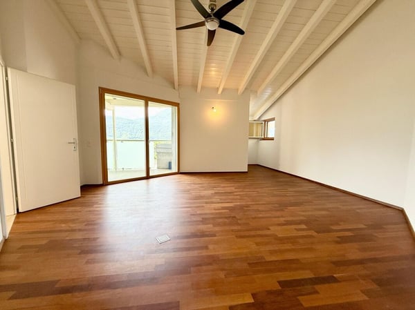 Zweifamilienhaus mit 5.5-Zimmer-Wohnung + 2-Zimmer-Wohnung, grossem Privatgrundstück, 4 Parkplätzen und Solarpanels 12