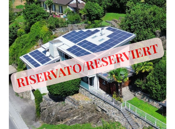 Zweifamilienhaus mit 5.5-Zimmer-Wohnung + 2-Zimmer-Wohnung, grossem Privatgrundstück, 4 Parkplätzen und Solarpanels