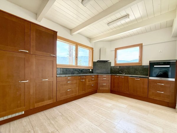 Zweifamilienhaus mit 5.5-Zimmer-Wohnung + 2-Zimmer-Wohnung, grossem Privatgrundstück, 4 Parkplätzen und Solarpanels 11