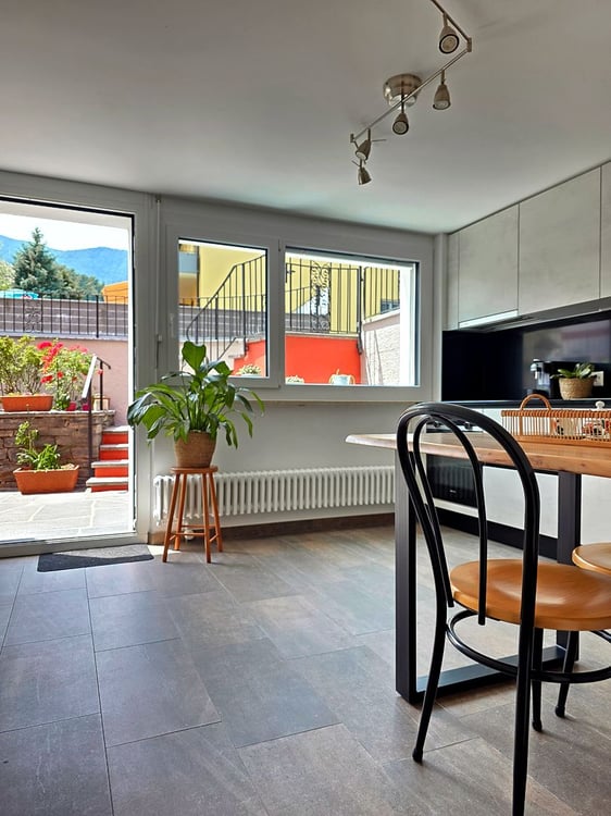 Bilocale ristrutturato con terrazza, ingresso indipendente e parcheggio incluso a Losone – disponibile da novembre per soggiorni di media durata 2