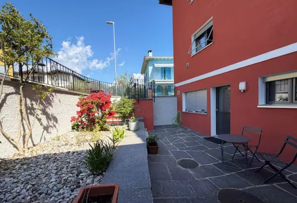 Bilocale ristrutturato con terrazza, ingresso indipendente e parcheggio incluso a Losone – disponibile da novembre per soggiorni di media durata 19