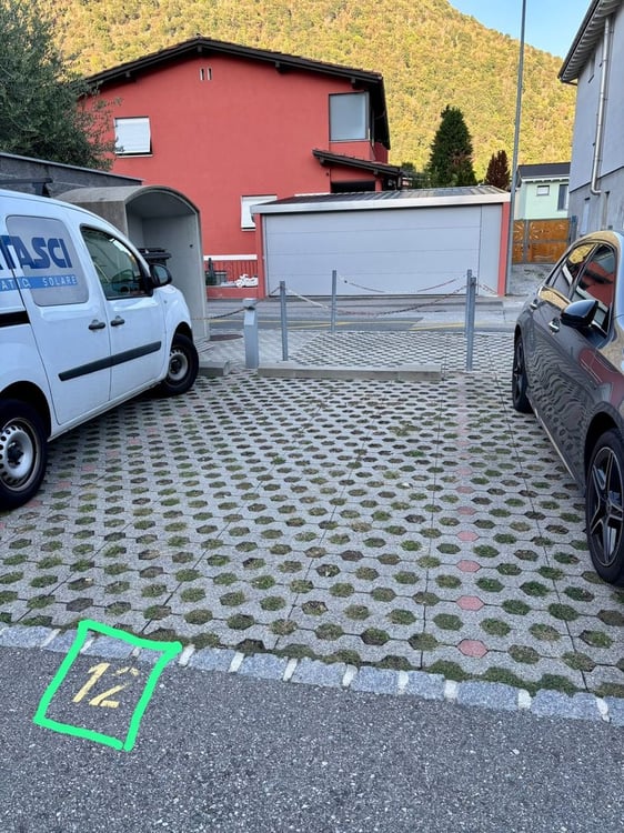 Bilocale ristrutturato con terrazza, ingresso indipendente e parcheggio incluso a Losone – disponibile da novembre per soggiorni di media durata 21