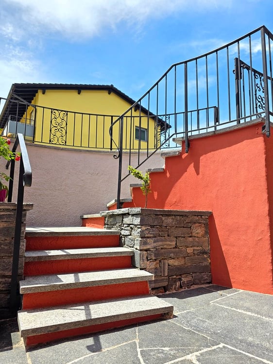 Bilocale ristrutturato con terrazza, ingresso indipendente e parcheggio incluso a Losone – disponibile da novembre per soggiorni di media durata 5