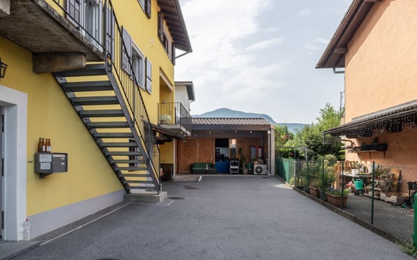 CUGNASCO - Mehrfamilienhaus mit großen Wohnflächen 11