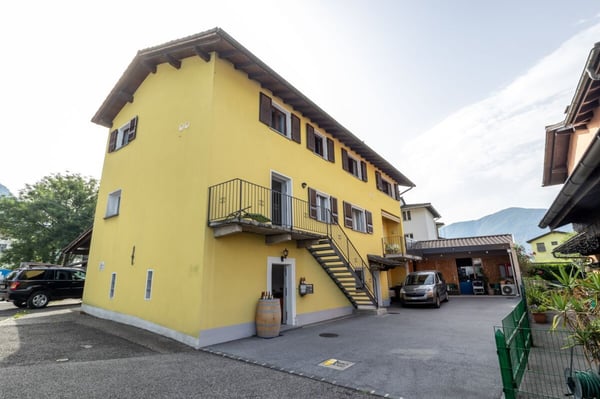 CUGNASCO - Mehrfamilienhaus mit großen Wohnflächen 2