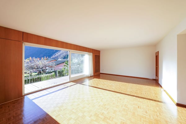 Zweifamilienhaus mit Garten und Aussicht in Gnosca 3
