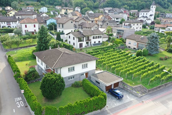 Zweifamilienhaus mit Garten und Aussicht in Gnosca 2