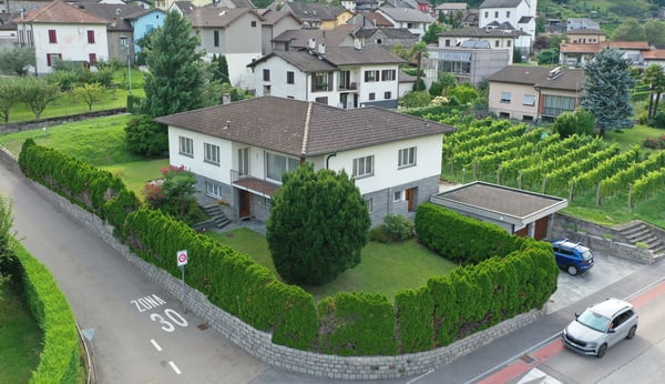 Zweifamilienhaus mit Garten und Aussicht in Gnosca 15