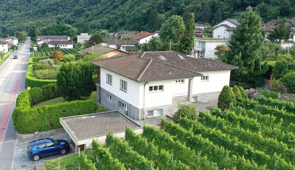 Zweifamilienhaus mit Garten und Aussicht in Gnosca 14