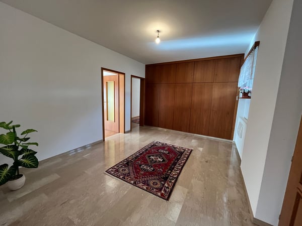 Zweifamilienhaus mit Garten und Aussicht in Gnosca 17