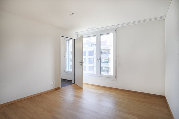MODERNE 5.5 Zimmer-Wohnung mit GROSSZÜGIGEM Balkon zu vermieten 6