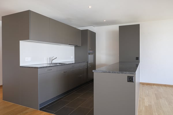 MODERNE 5.5 Zimmer-Wohnung mit GROSSZÜGIGEM Balkon zu vermieten 3