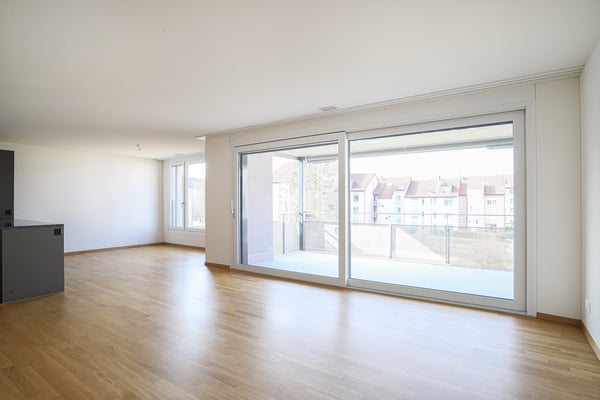 MODERNE 5.5 Zimmer-Wohnung mit GROSSZÜGIGEM Balkon zu vermieten 4