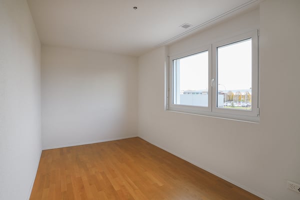HELLE 2.5 Zimmer-Wohnungen mit GROSSZÜGIGEM Sitzplatz zu vermieten 5