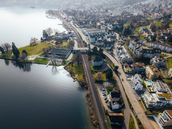 Historisches MFH mit 3 Einheiten und privatem Seepark mit EFH in Richterswil 2
