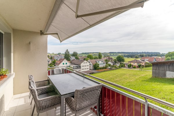 5.5-Zimmer-Maisonette-Traum: Rückzugsort mit Aussicht in Dinhard 3