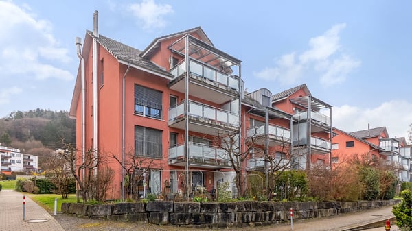 Grosszügige Wohnung an ruhiger Lage - mit Balkon & Cheminée 2